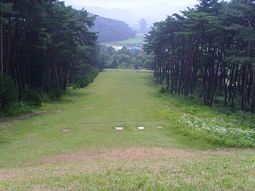 세 개의 봉분이 있는 신숭겸 장군 묘에서 바라본 풍경입니다. 우리나라 명당 중에 하나라고 하는데, 풍수지리에 문외한인 제가 봐도 그 말이 맞는 것 같습니다. 